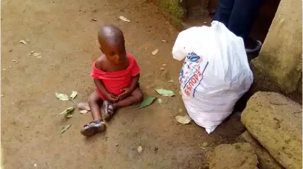 Woman abandons child with clothes in church [PHOTO]